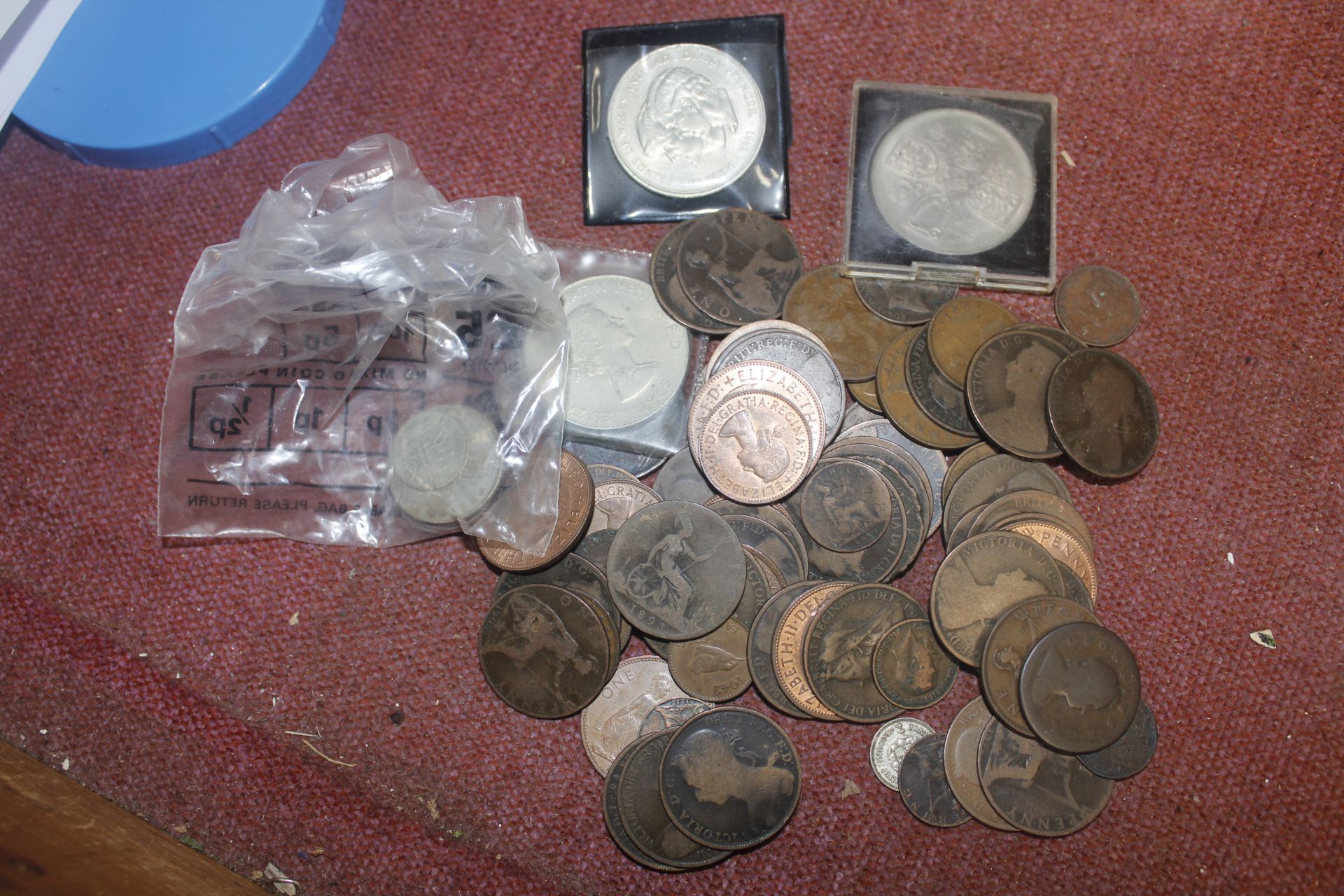 A box of coinage to include Churchill Crown; 1922 Florin etc - Image 2 of 2