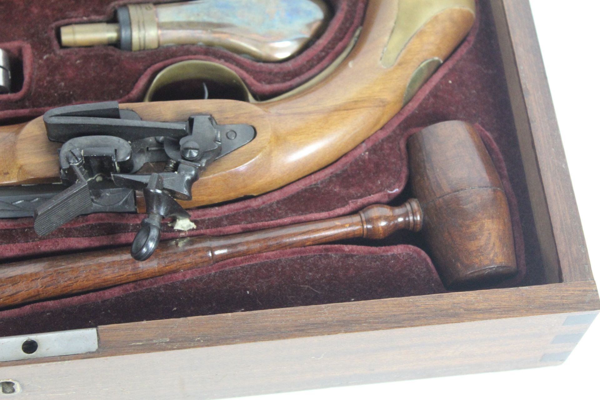 A fine cased pair of decorative flint lock pistols - Image 8 of 10