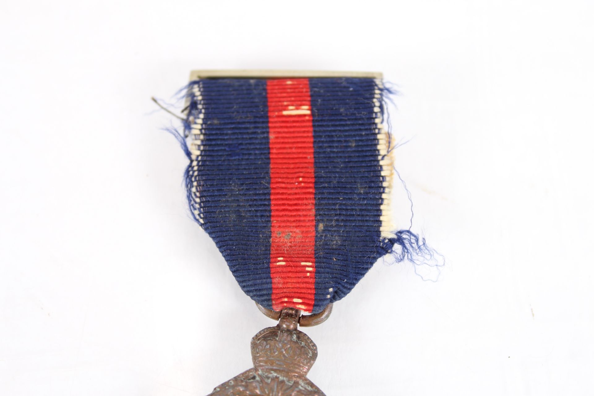 An ERVII 1902 Coronation medal (bronze version) - Image 3 of 5