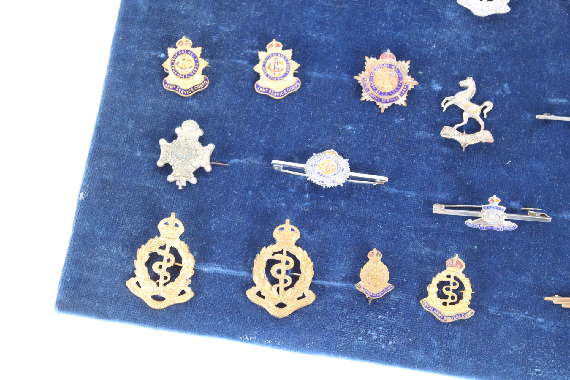 A fine collection of sweetheart brooches - Image 5 of 5