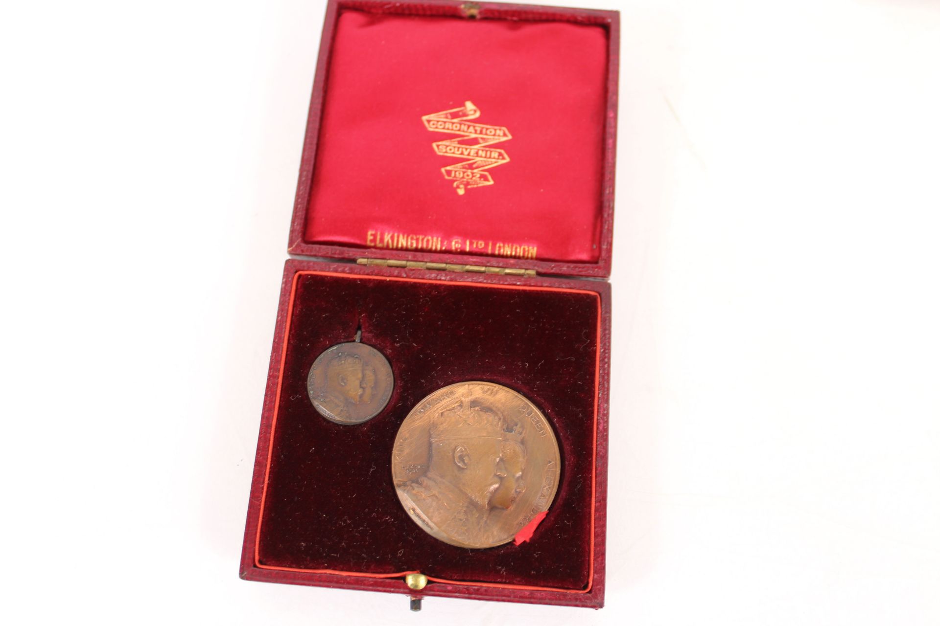 Three various cased medallions including ERVII exa - Image 5 of 10