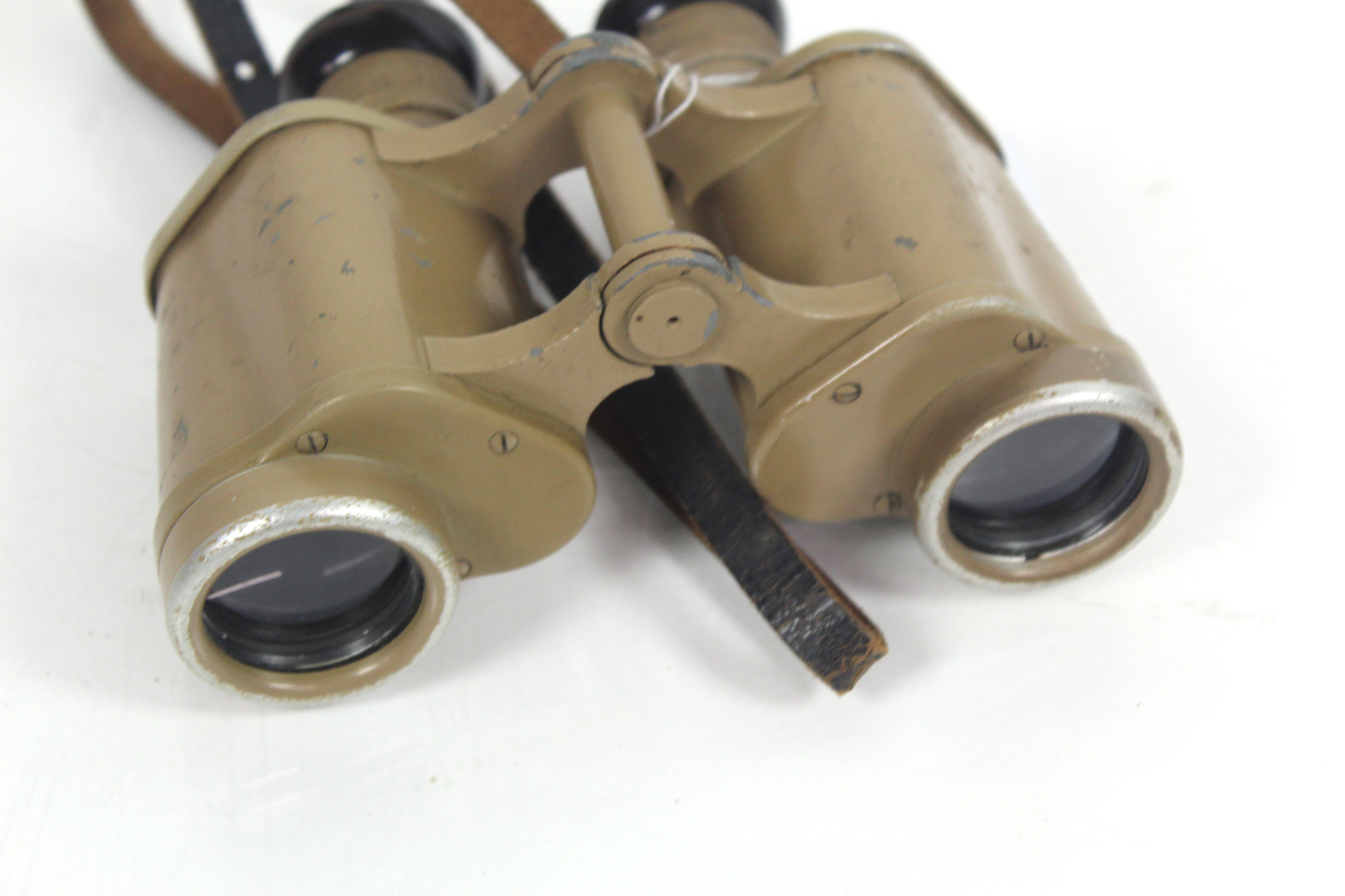 A pair of WWII era German binoculars marked 6x30 a - Bild 3 aus 4