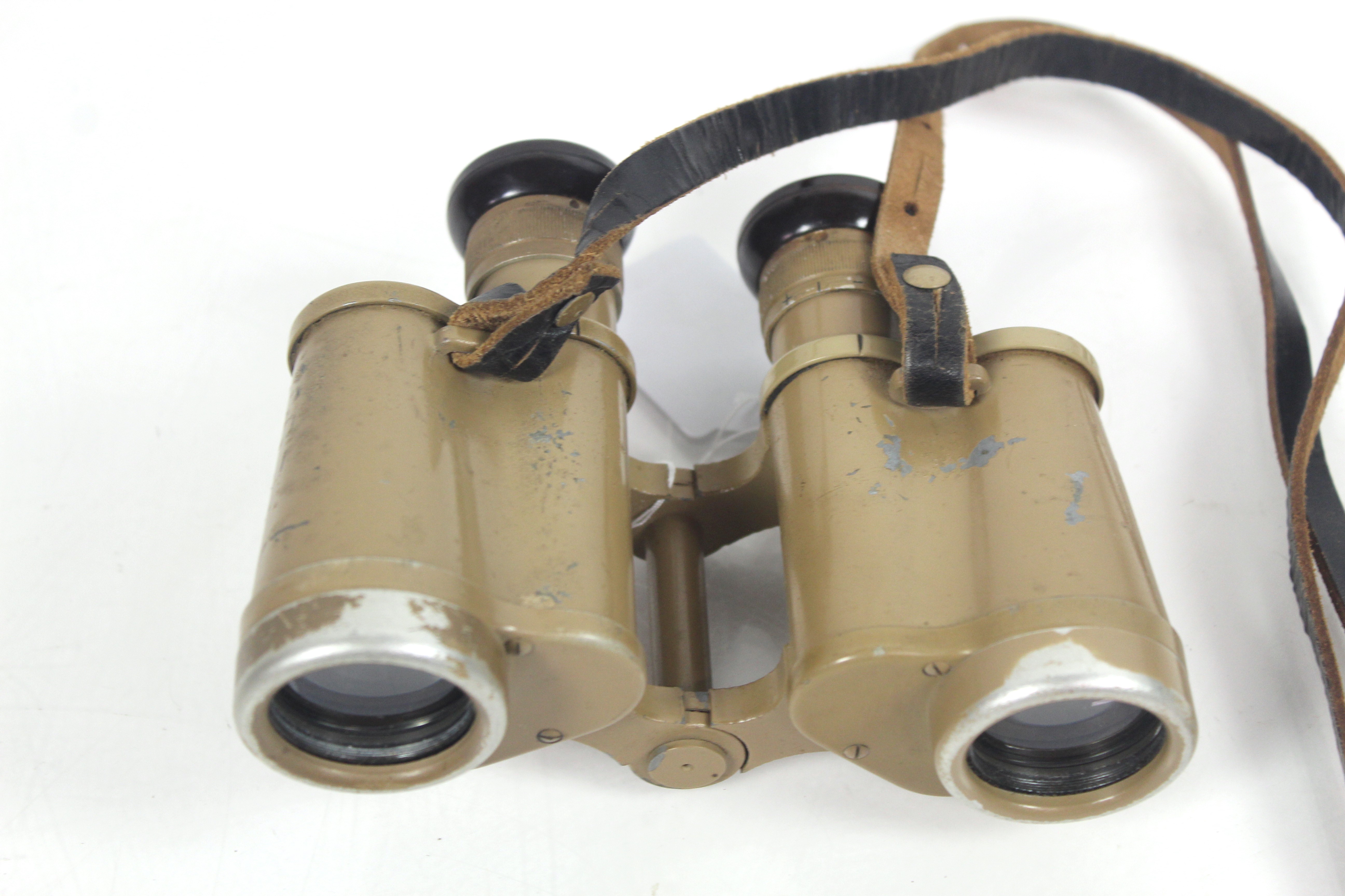 A pair of WWII era German binoculars marked 6x30 a - Bild 4 aus 4