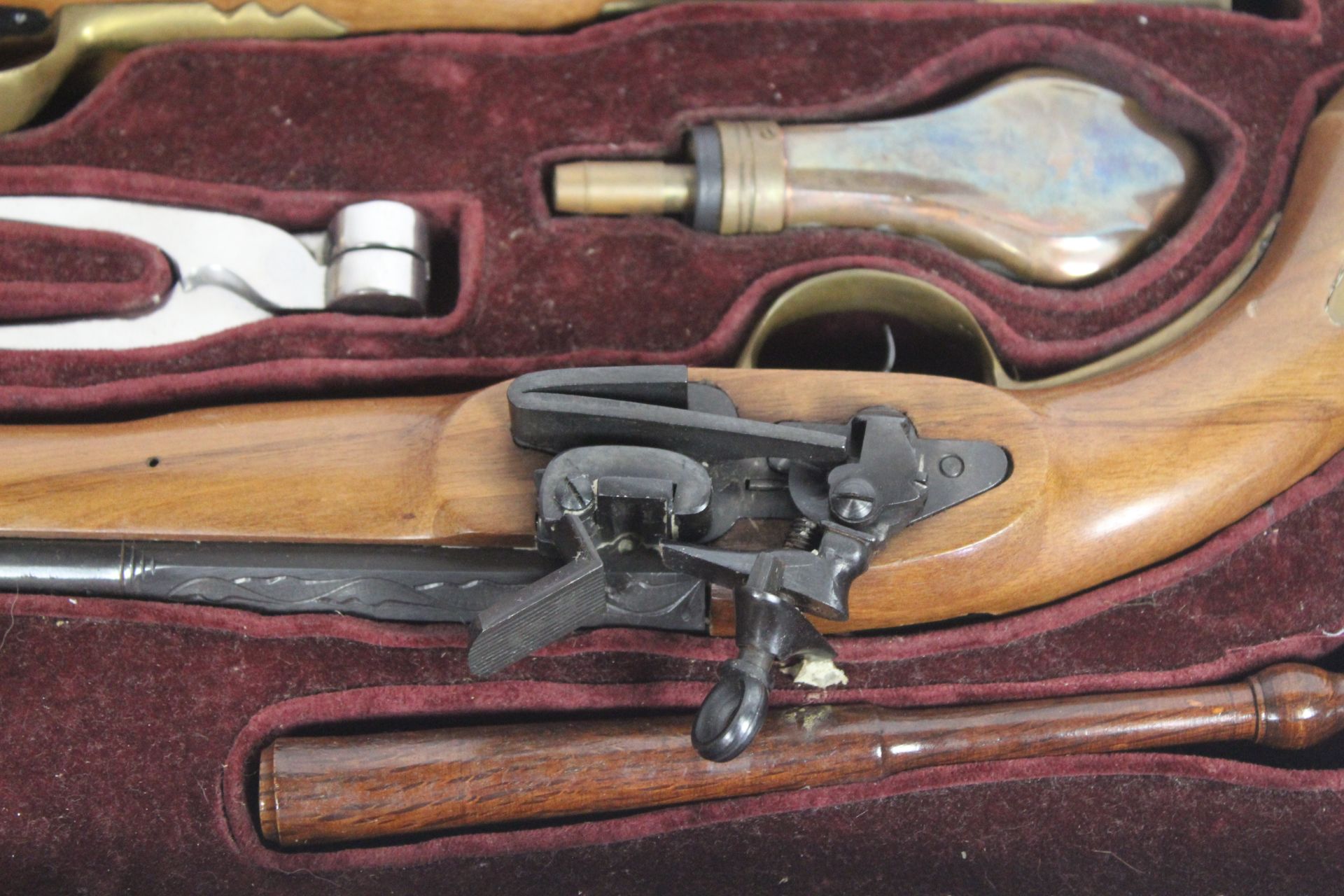 A fine cased pair of decorative flint lock pistols - Image 6 of 10