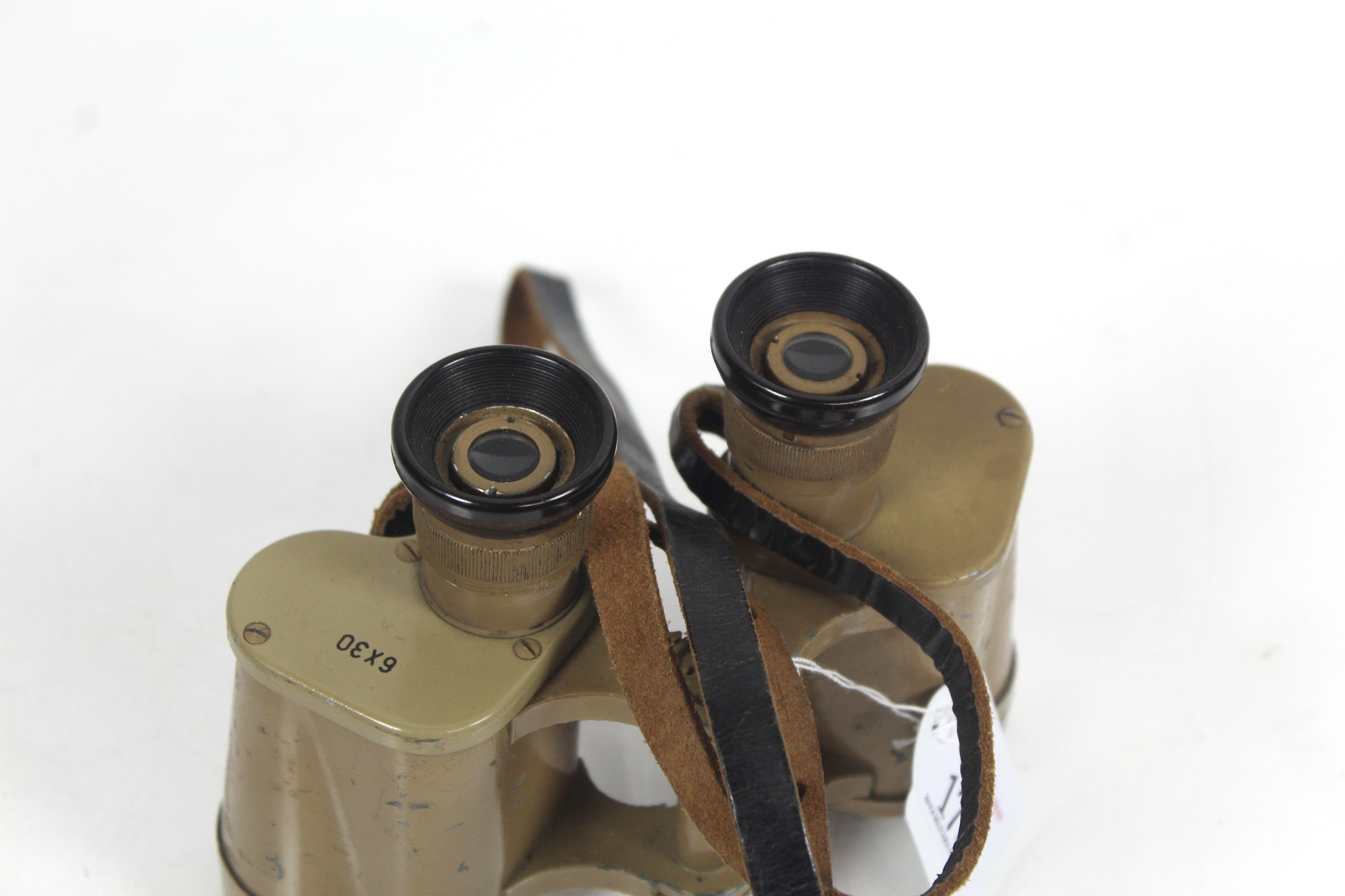 A pair of WWII era German binoculars marked 6x30 a - Bild 2 aus 4