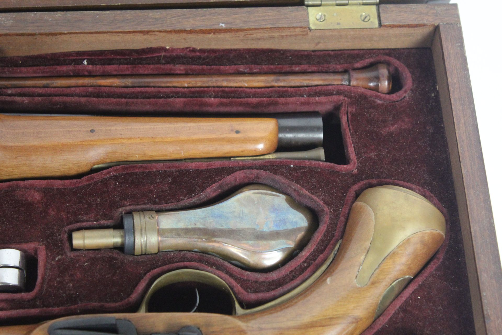 A fine cased pair of decorative flint lock pistols - Image 4 of 10