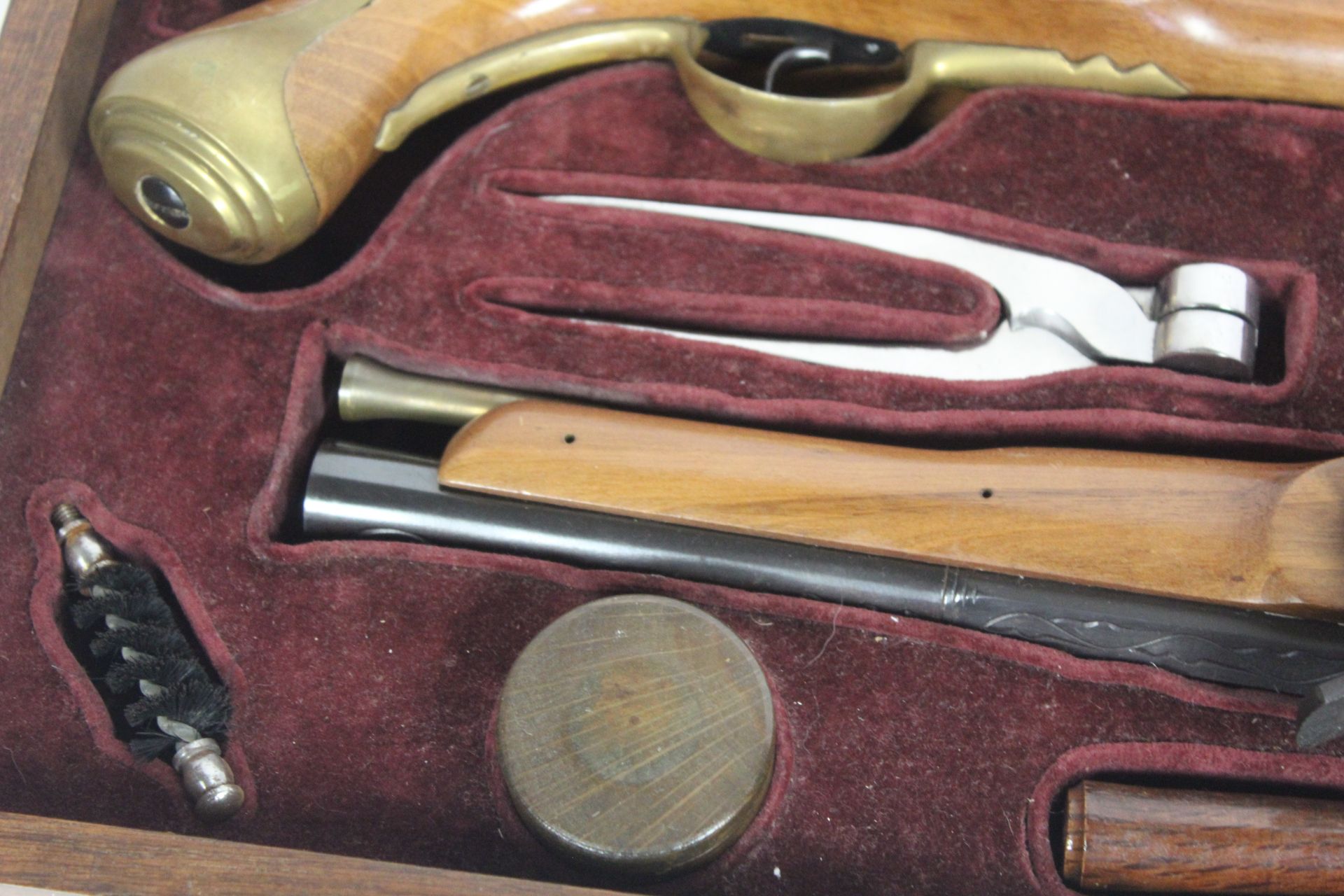 A fine cased pair of decorative flint lock pistols - Image 7 of 10