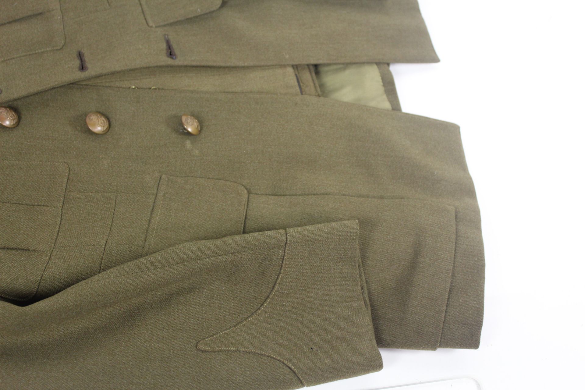 A WWII 1940 Patt battle dress blouse with R.A. Off - Image 18 of 32