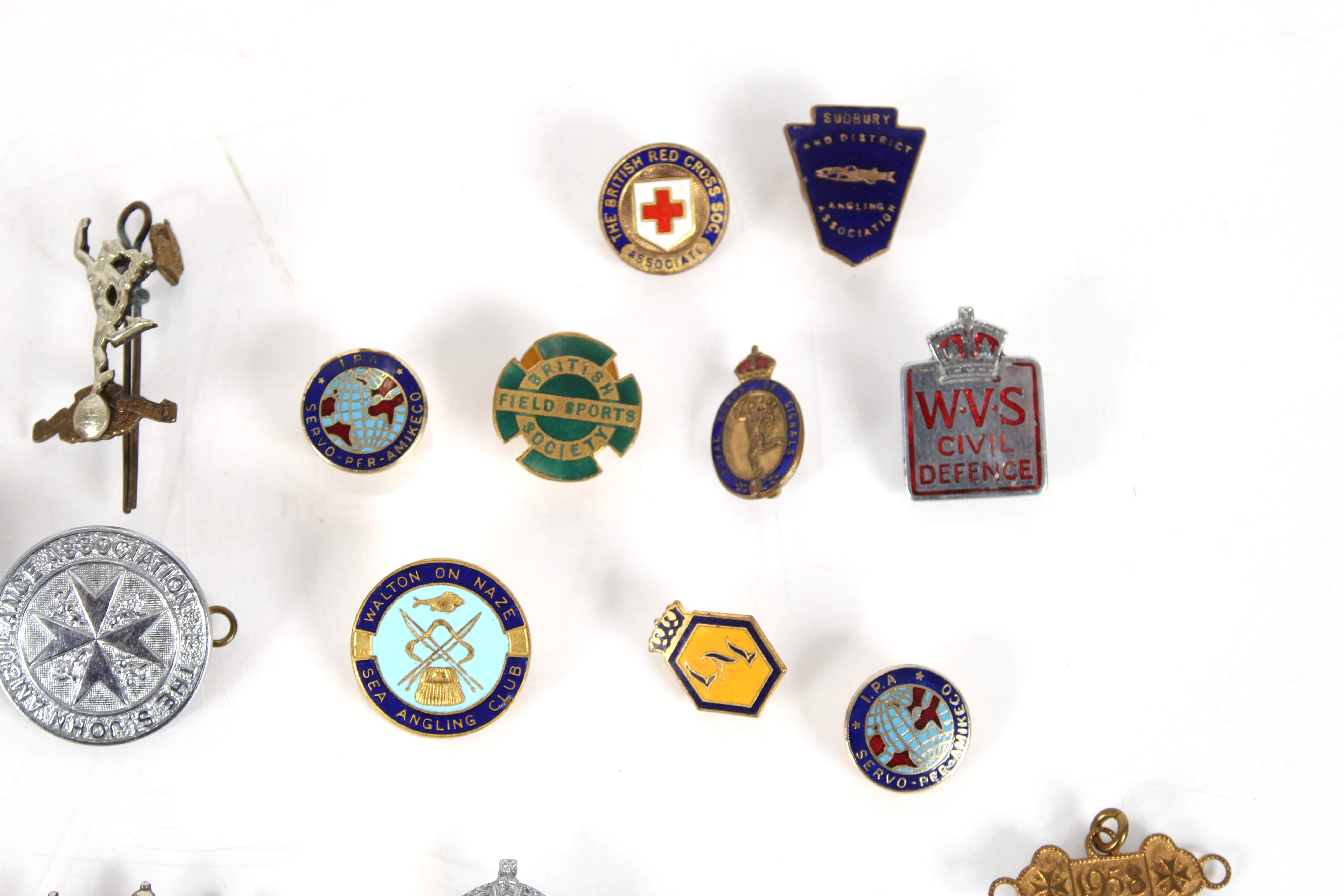 A collection of various badges and insignia includ - Image 4 of 5