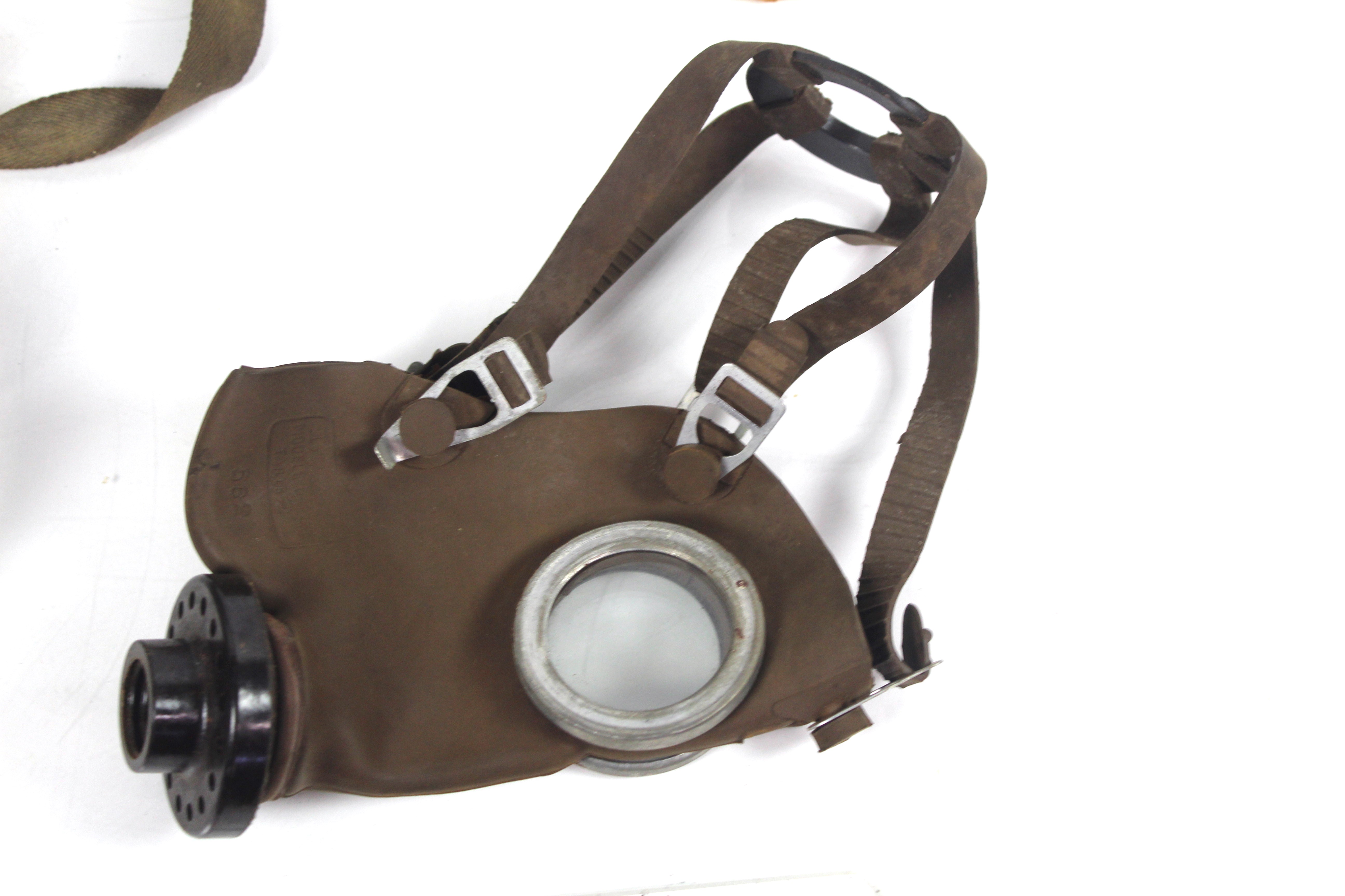 A WWII era Belgium gas mask within long tin - Image 3 of 7