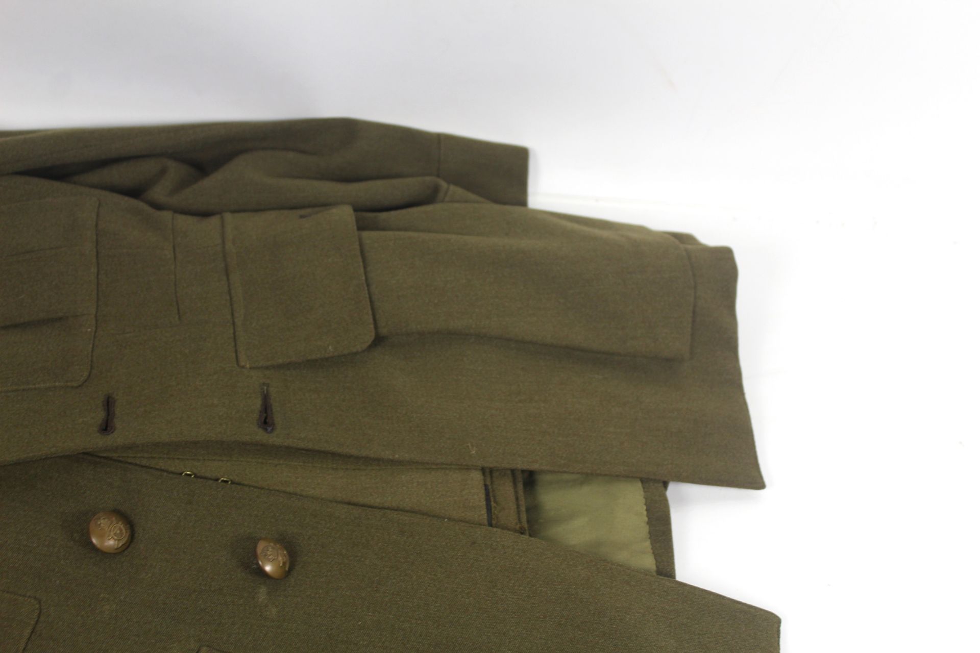 A WWII 1940 Patt battle dress blouse with R.A. Off - Image 16 of 32