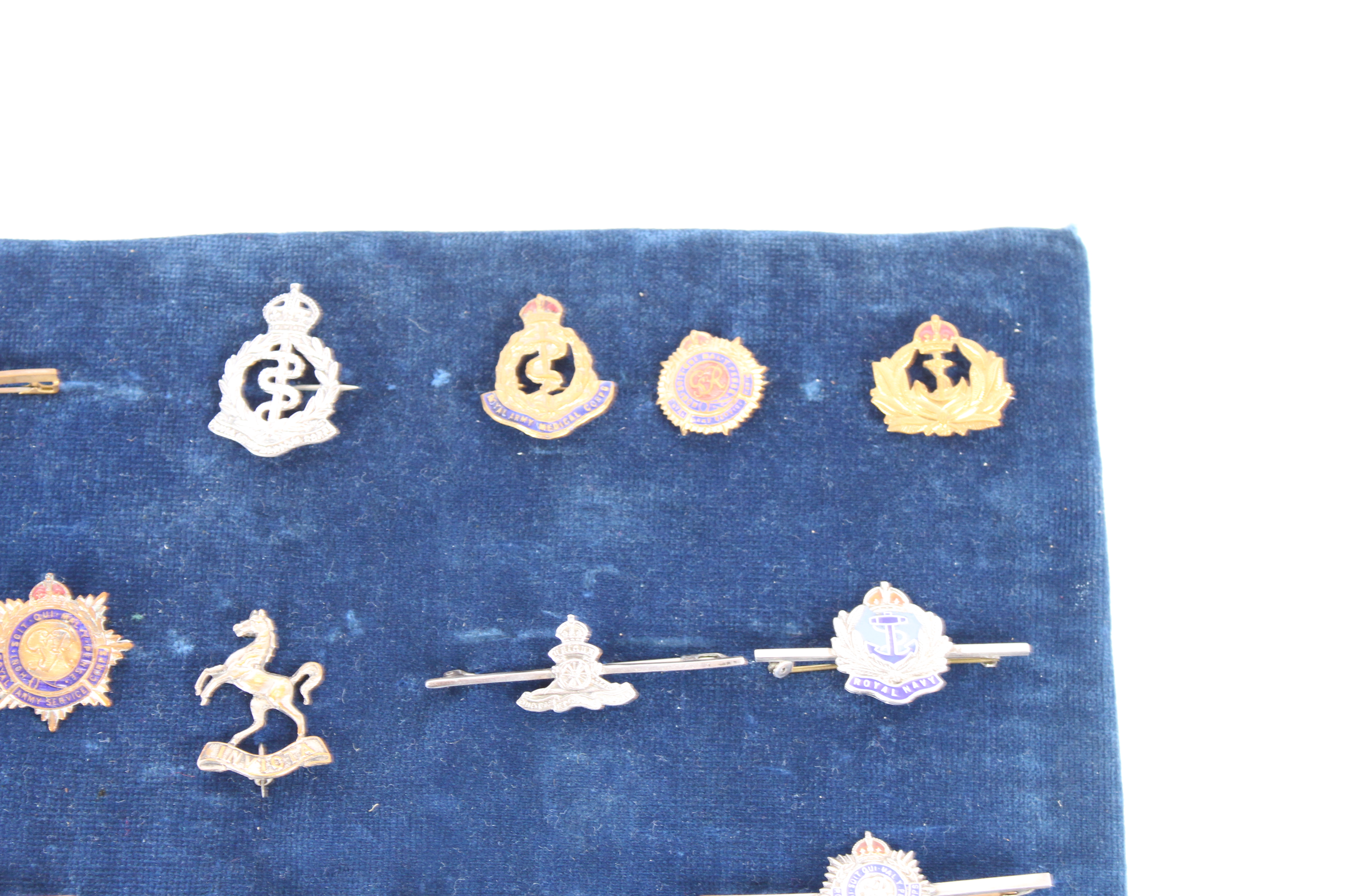 A fine collection of sweetheart brooches - Image 3 of 5