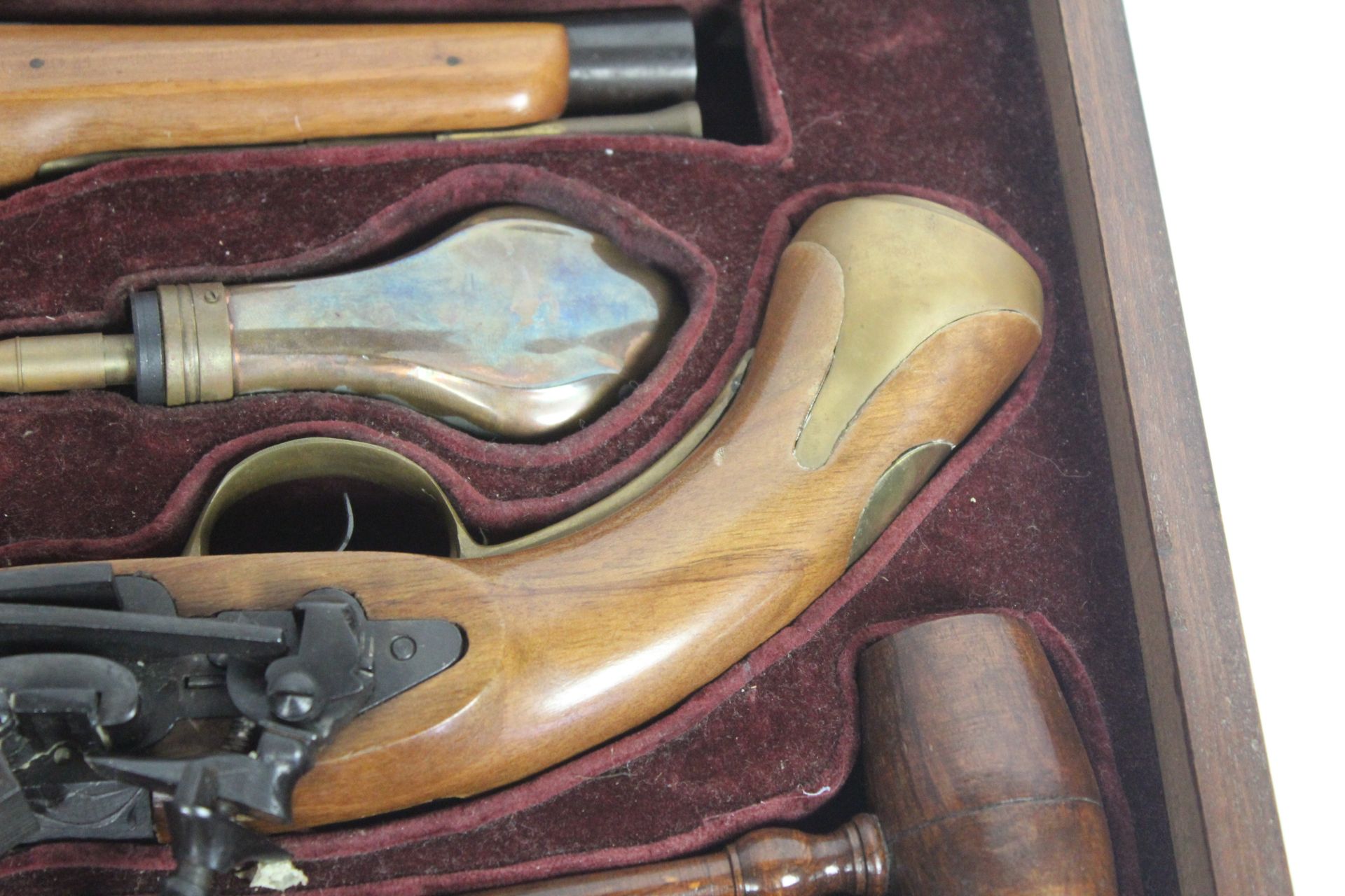 A fine cased pair of decorative flint lock pistols - Image 5 of 10
