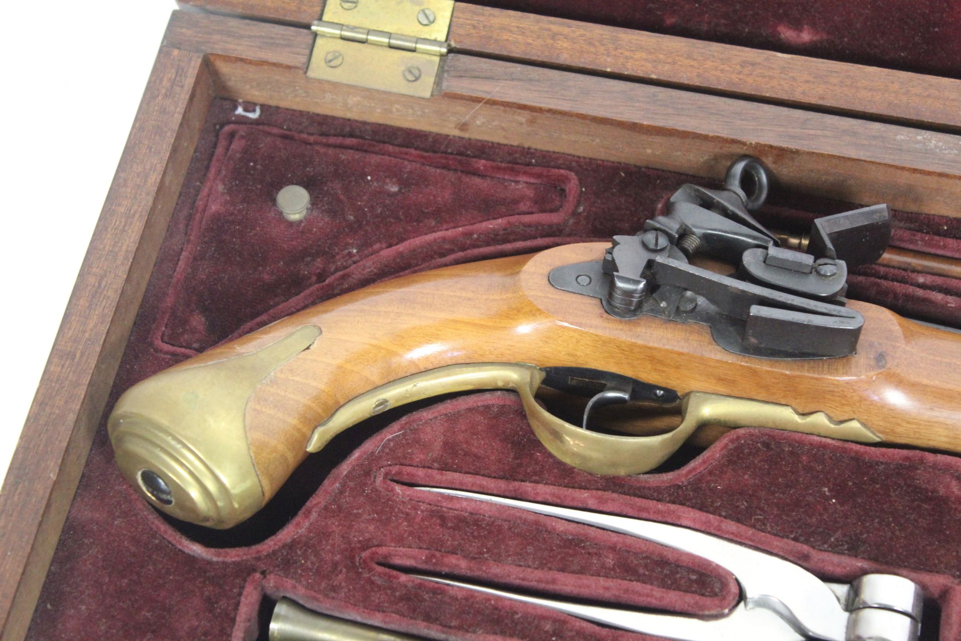 A fine cased pair of decorative flint lock pistols - Image 2 of 10