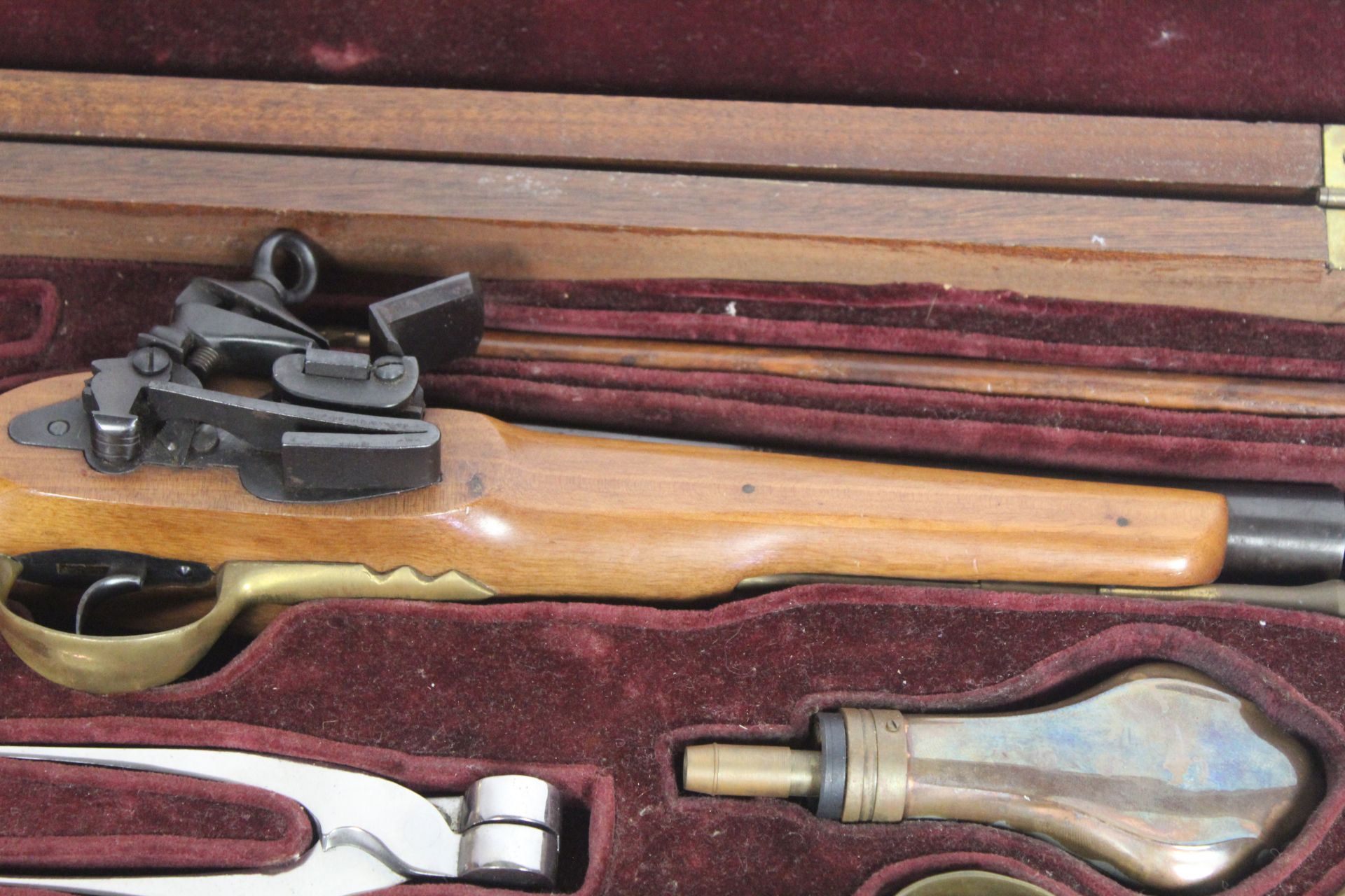 A fine cased pair of decorative flint lock pistols - Image 3 of 10