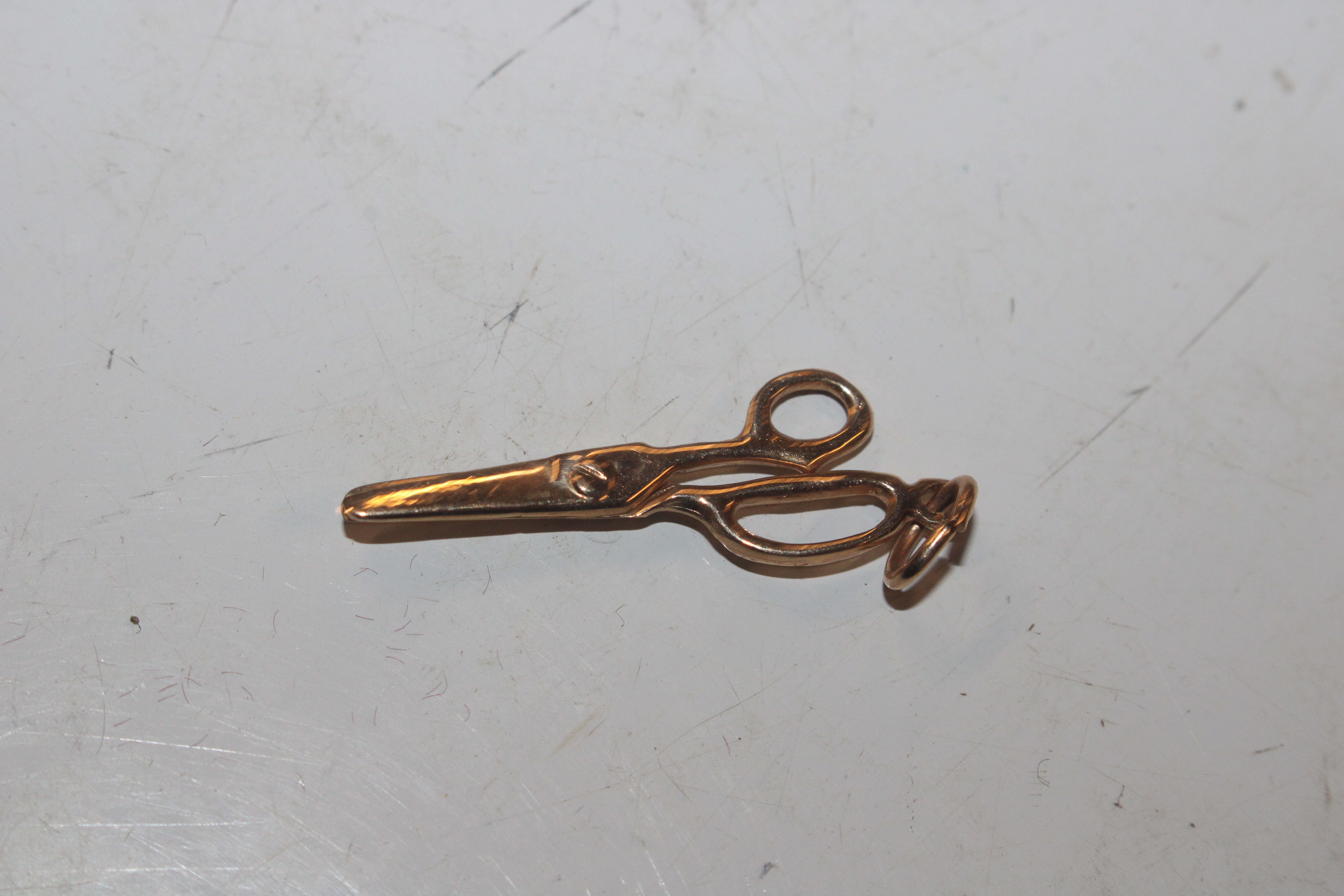 A 9ct gold charm in the form of a pair of scissors - Image 3 of 5