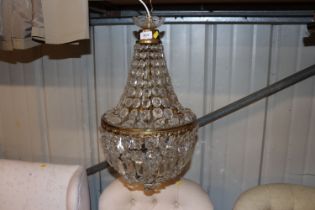 A glass and brass rise and fall pendant light fitt