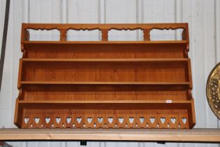 A pine hanging plate rack