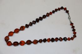 A vintage amber necklace approx. 23gms