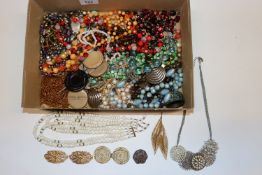 A box of vintage and other jewellery including bea