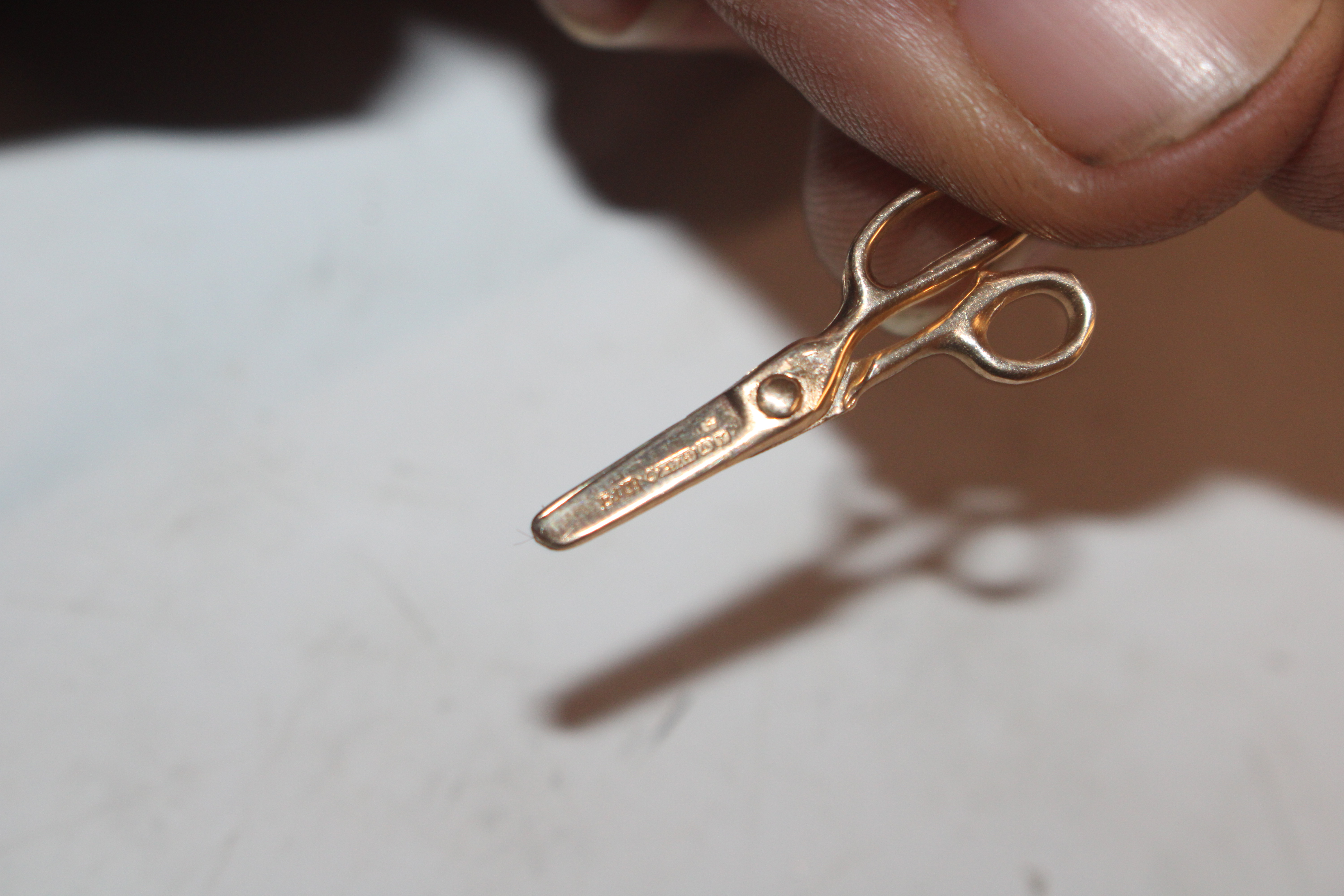 A 9ct gold charm in the form of a pair of scissors - Image 5 of 5