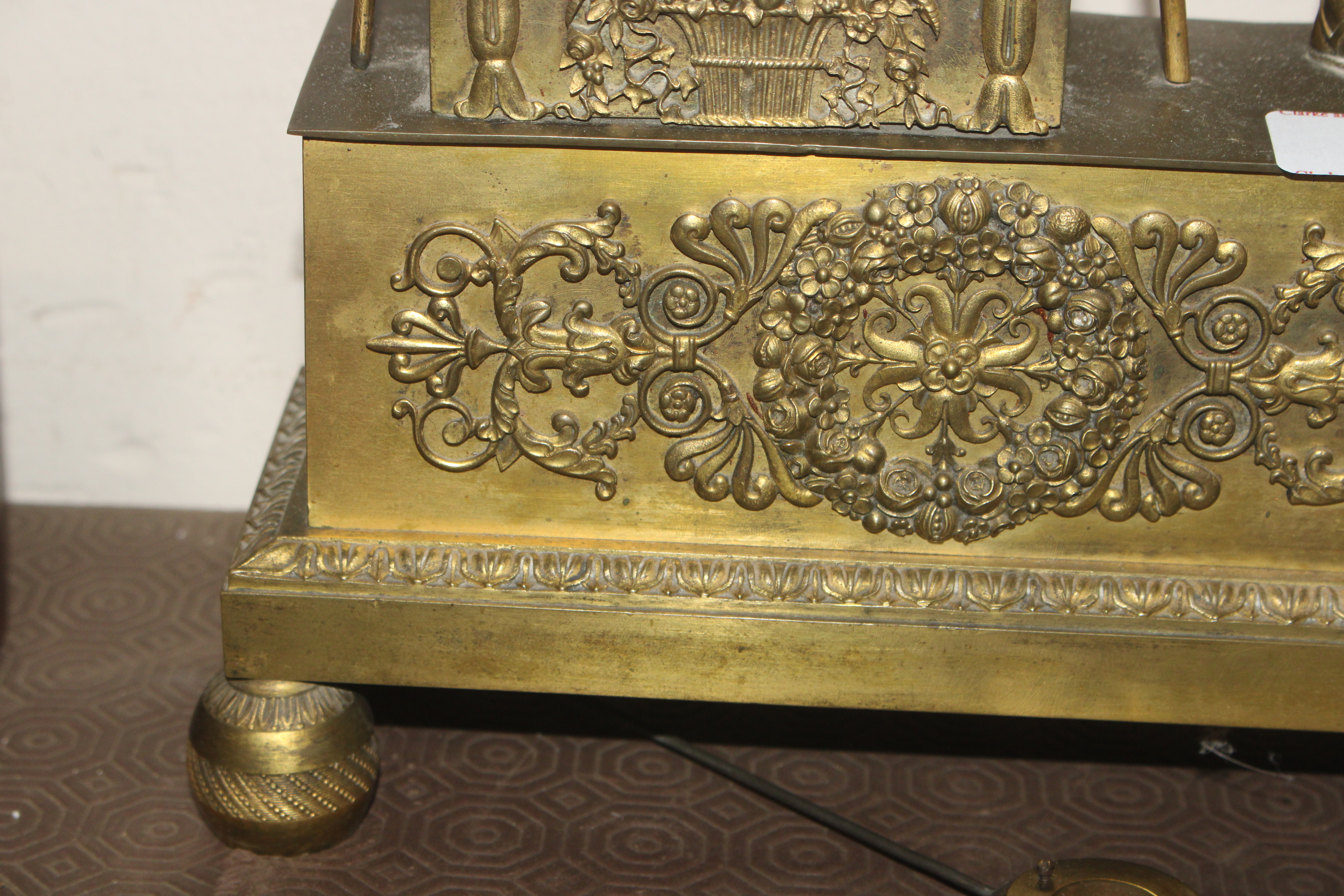 A 19th Century French gilt metal mantel clock with - Image 4 of 14