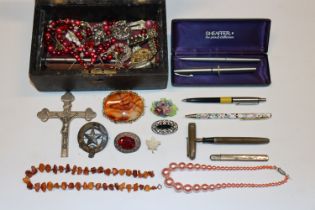 A jewellery box of various vintage and other costu