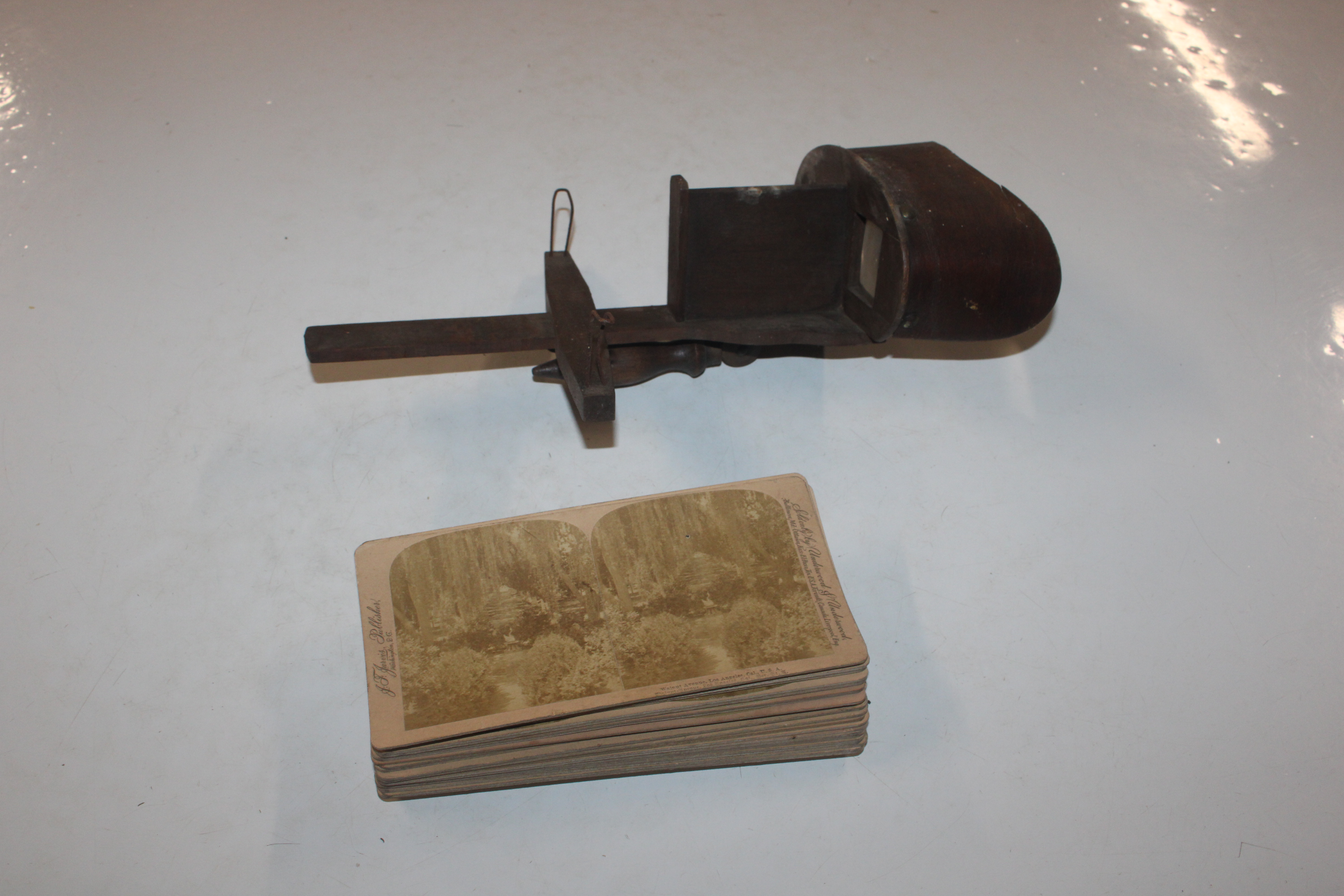 A stereoscopic viewer and quantity of viewing card - Image 2 of 8