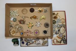 A box of vintage and other costume brooches, a rol