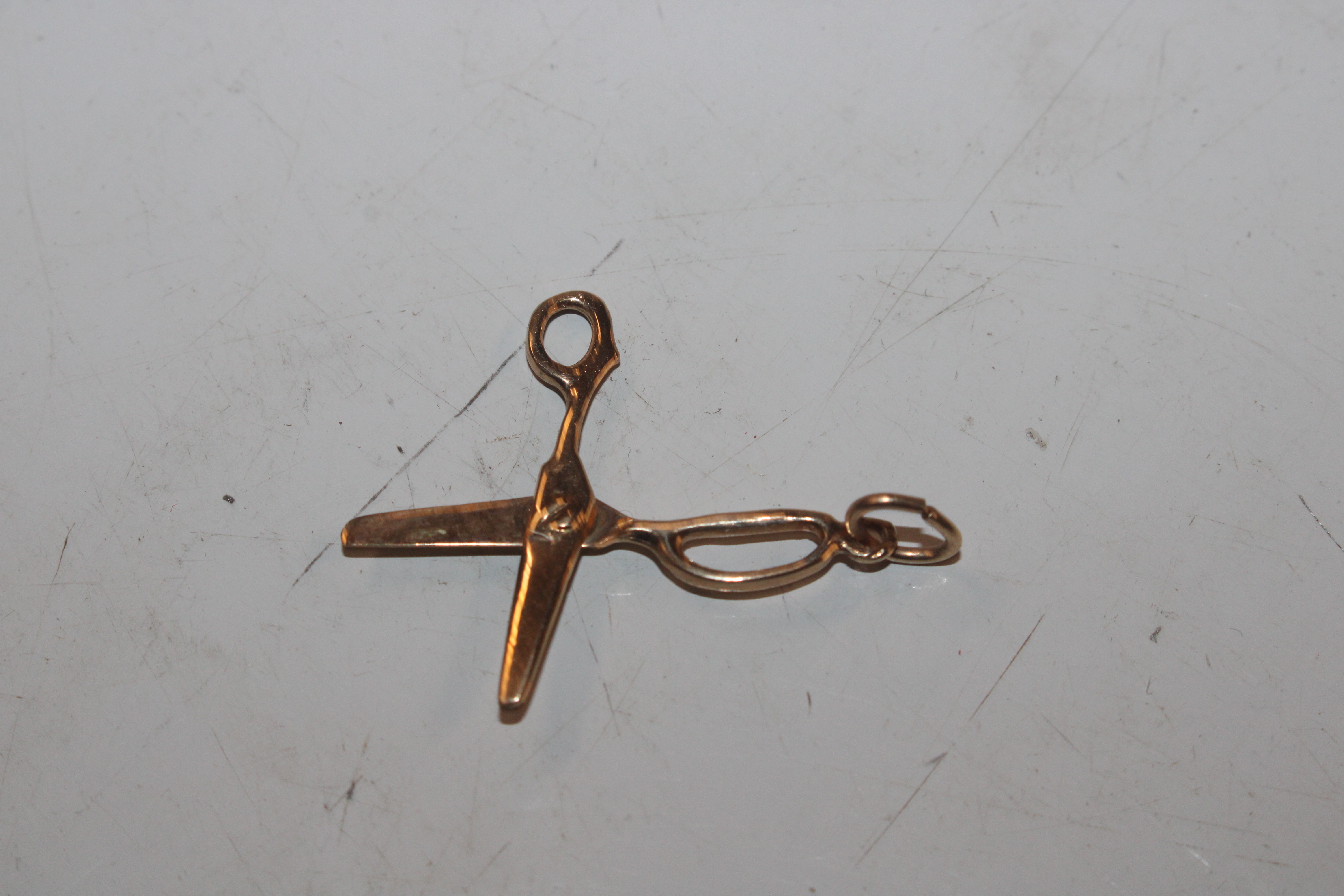 A 9ct gold charm in the form of a pair of scissors - Image 4 of 5