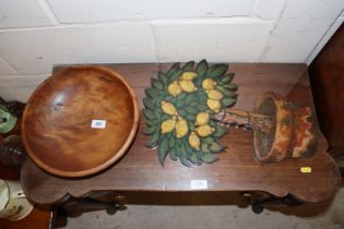 A dummy board in the form of a lemon tree and a tu