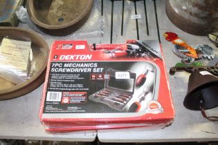 Two Dekton screwdriver sets (58)