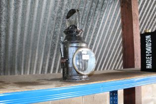 A reproduction railway signal lamp (161)