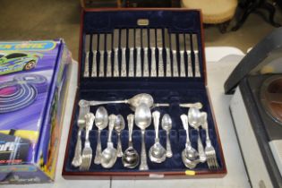 A canteen of Viner's Kings Royal cutlery