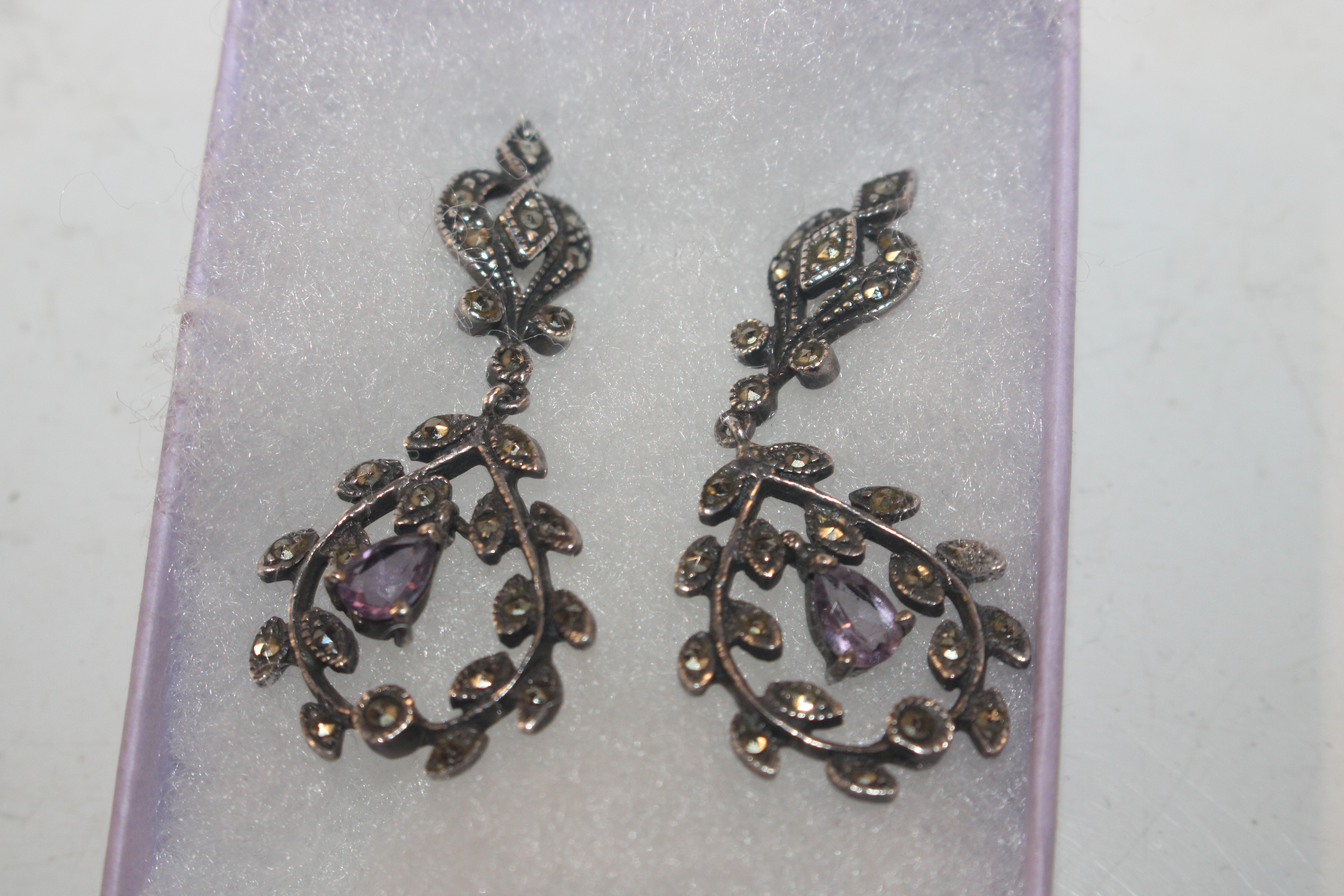 A silver and marcasite brooch with similar ear-rings set with amethyst coloured stones - Bild 2 aus 5