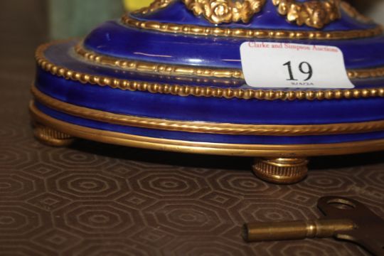 A Franklin Mint mantel clock with key - Image 7 of 9