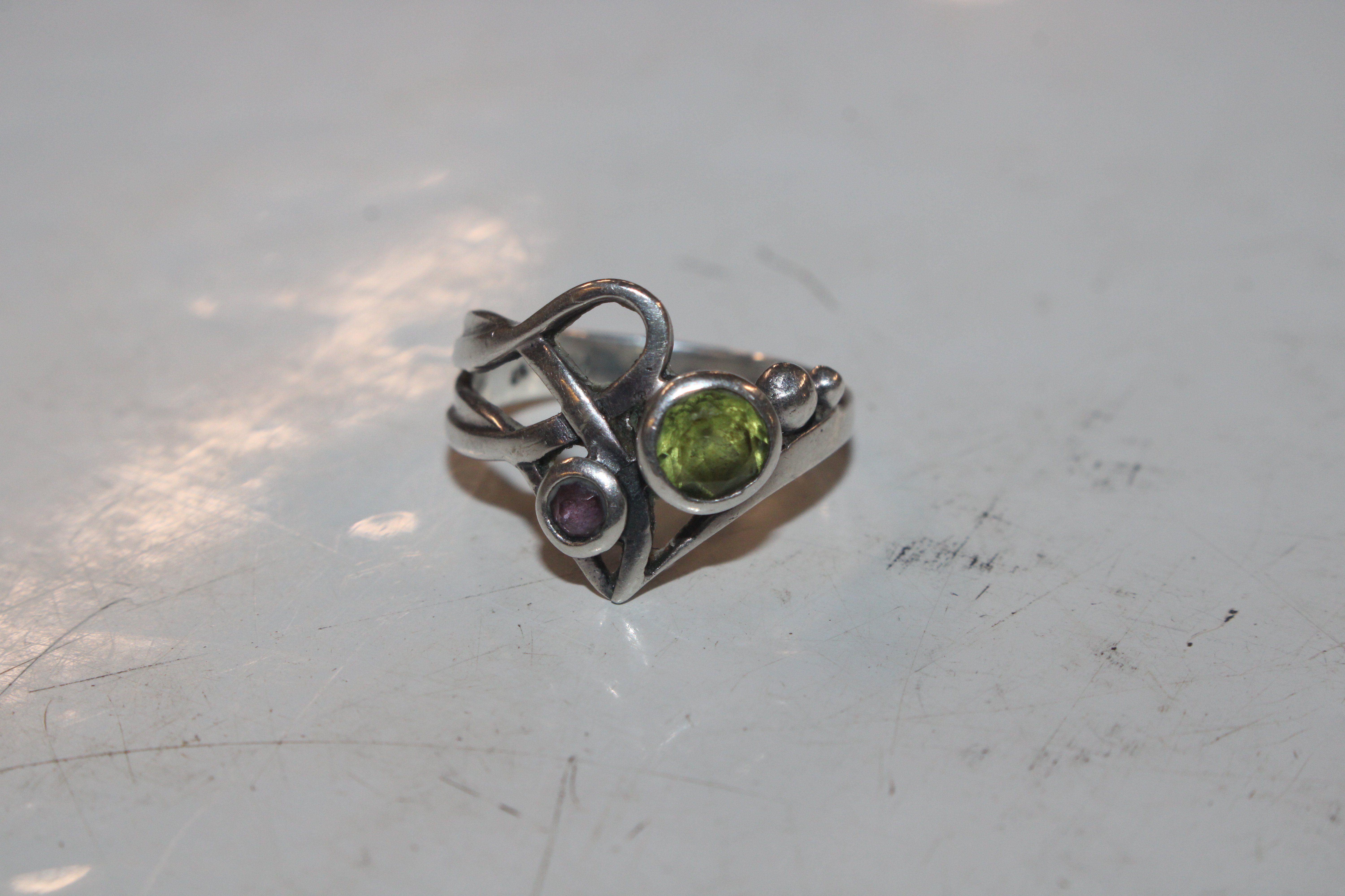 A 925 marked silver ring set with green and purple - Bild 2 aus 4