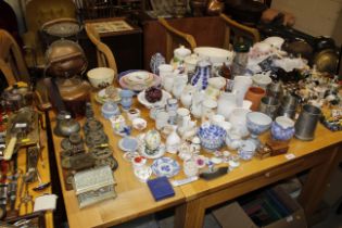 A large quantity of various sundry china to includ