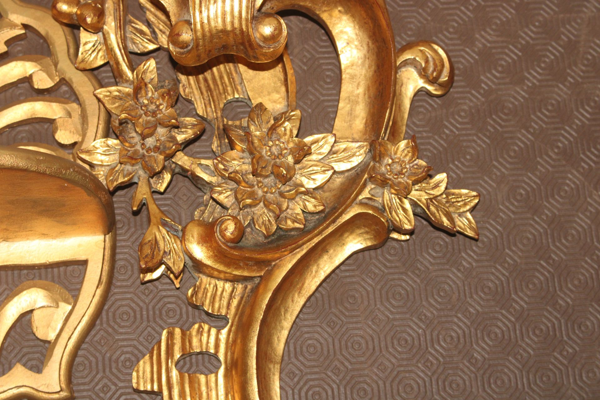 A pair of Italian style floral scroll gilt wood wa - Image 4 of 5