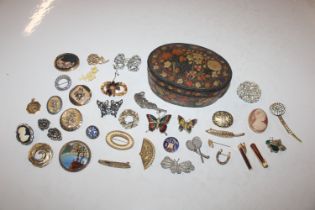 A papier mâché trinket box and contents of various