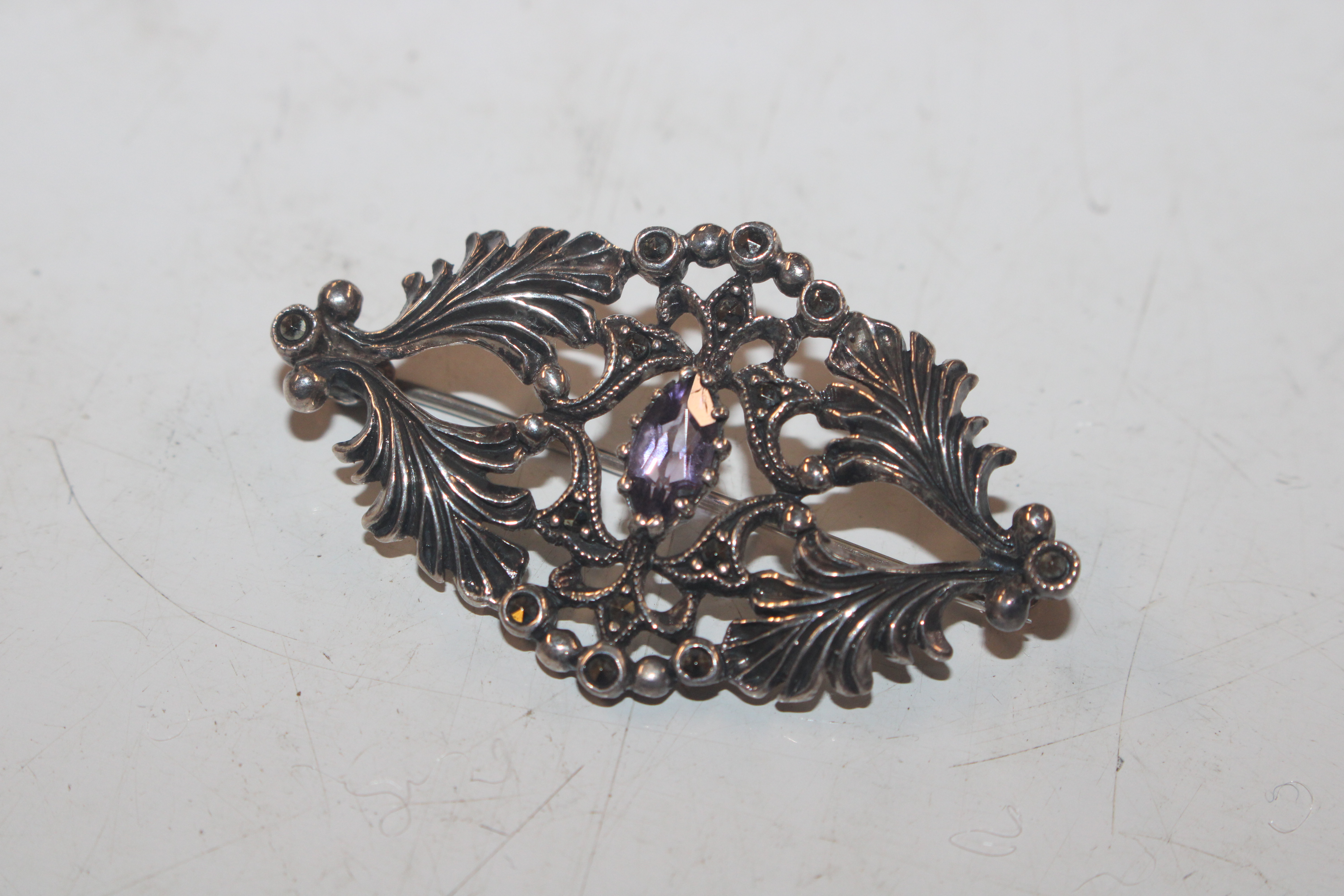 A silver and marcasite brooch with similar ear-rings set with amethyst coloured stones - Bild 4 aus 5