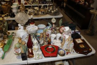 A large quantity of various decorative china to in