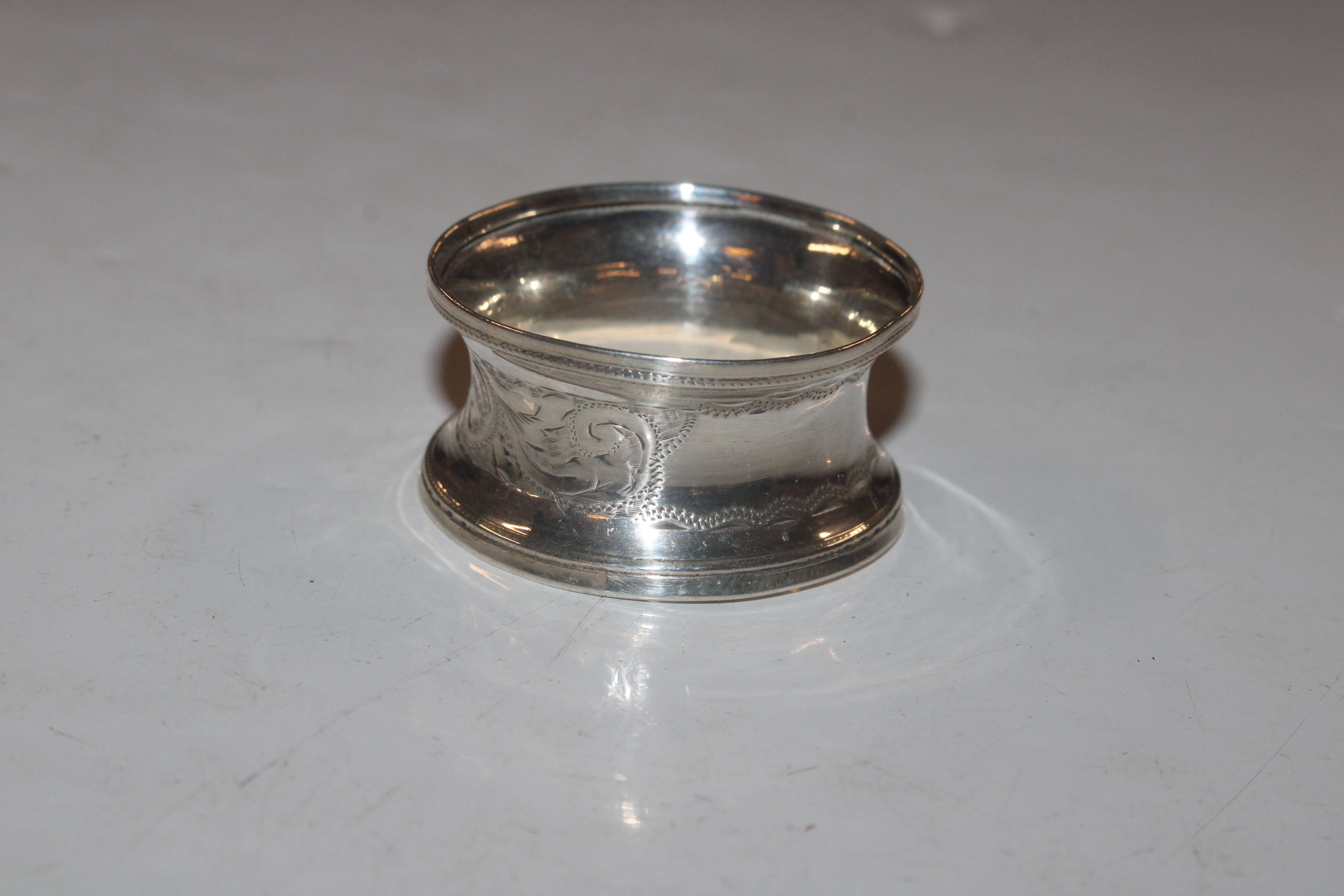 A box containing a pair of pierced silver dishes; - Bild 6 aus 12