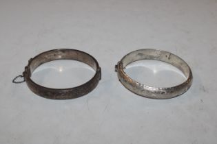 Two silver snap bangles, total weight 32gms