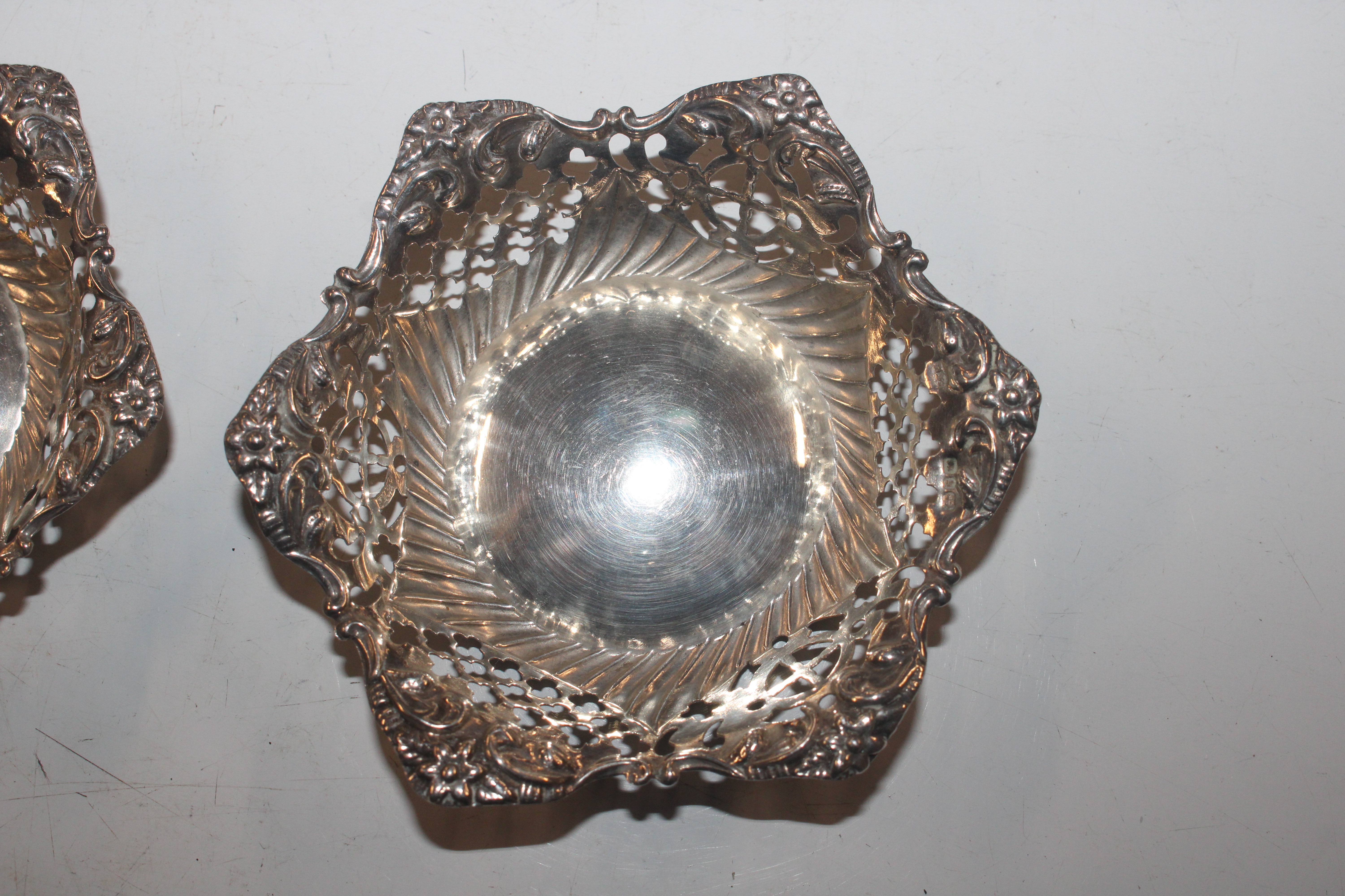A box containing a pair of pierced silver dishes; - Bild 11 aus 12