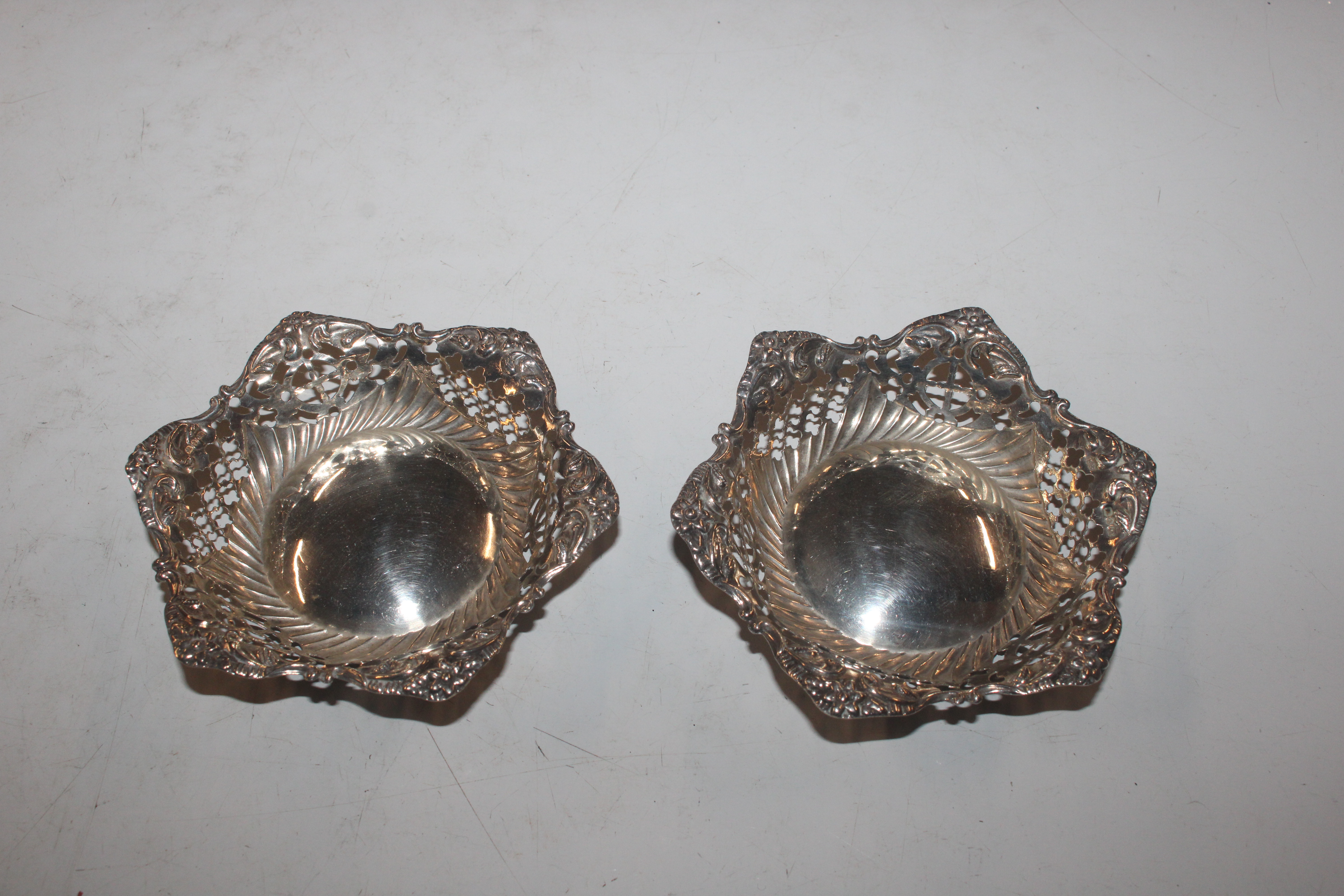 A box containing a pair of pierced silver dishes; - Bild 10 aus 12