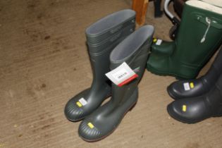 A pair of Dunlop size 12 safety boots as new