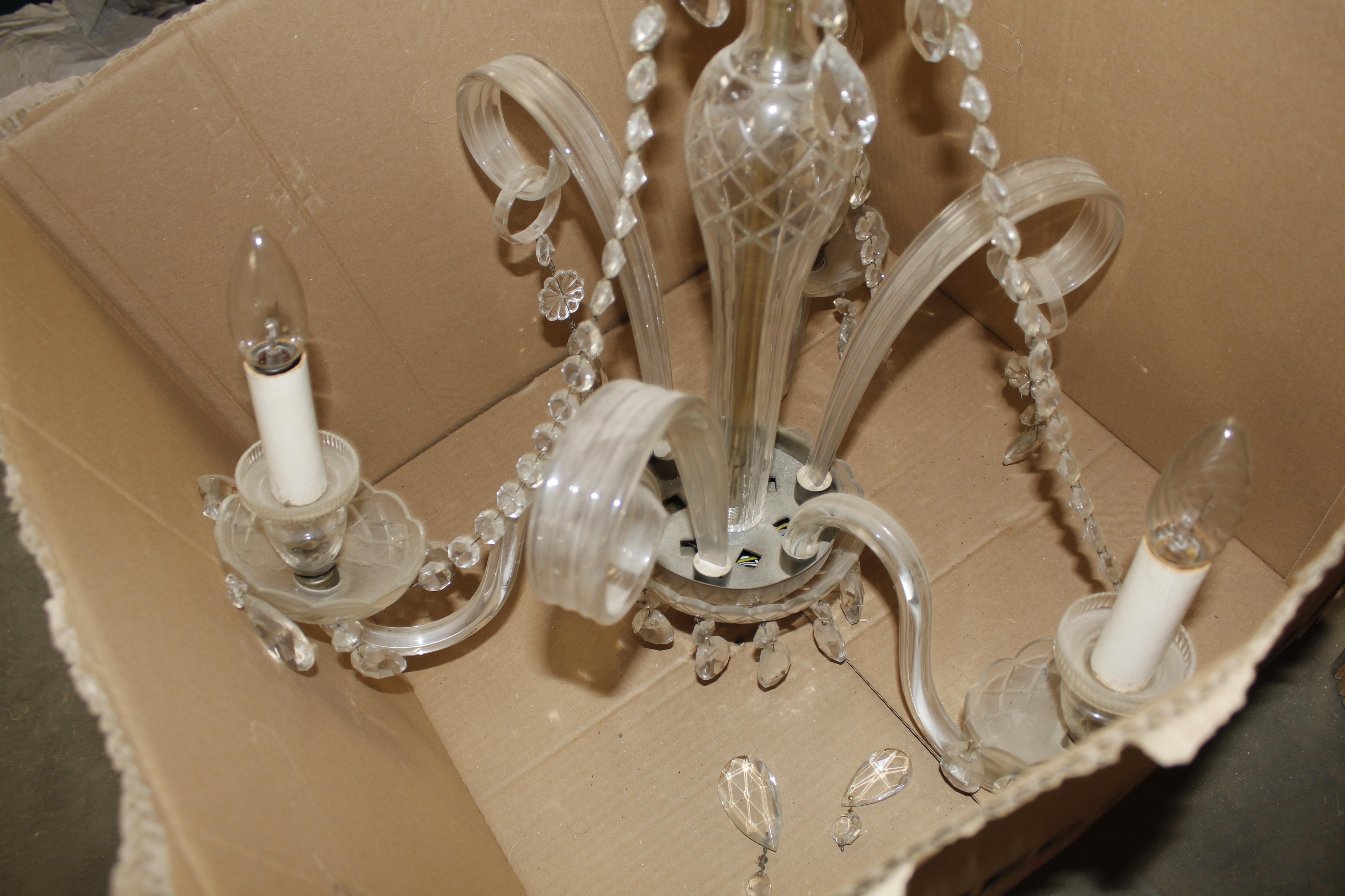 A decorative three light chandelier hung with glas - Bild 2 aus 2