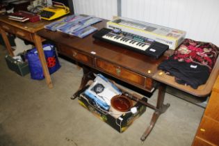 A reproduction mahogany sofa table AF