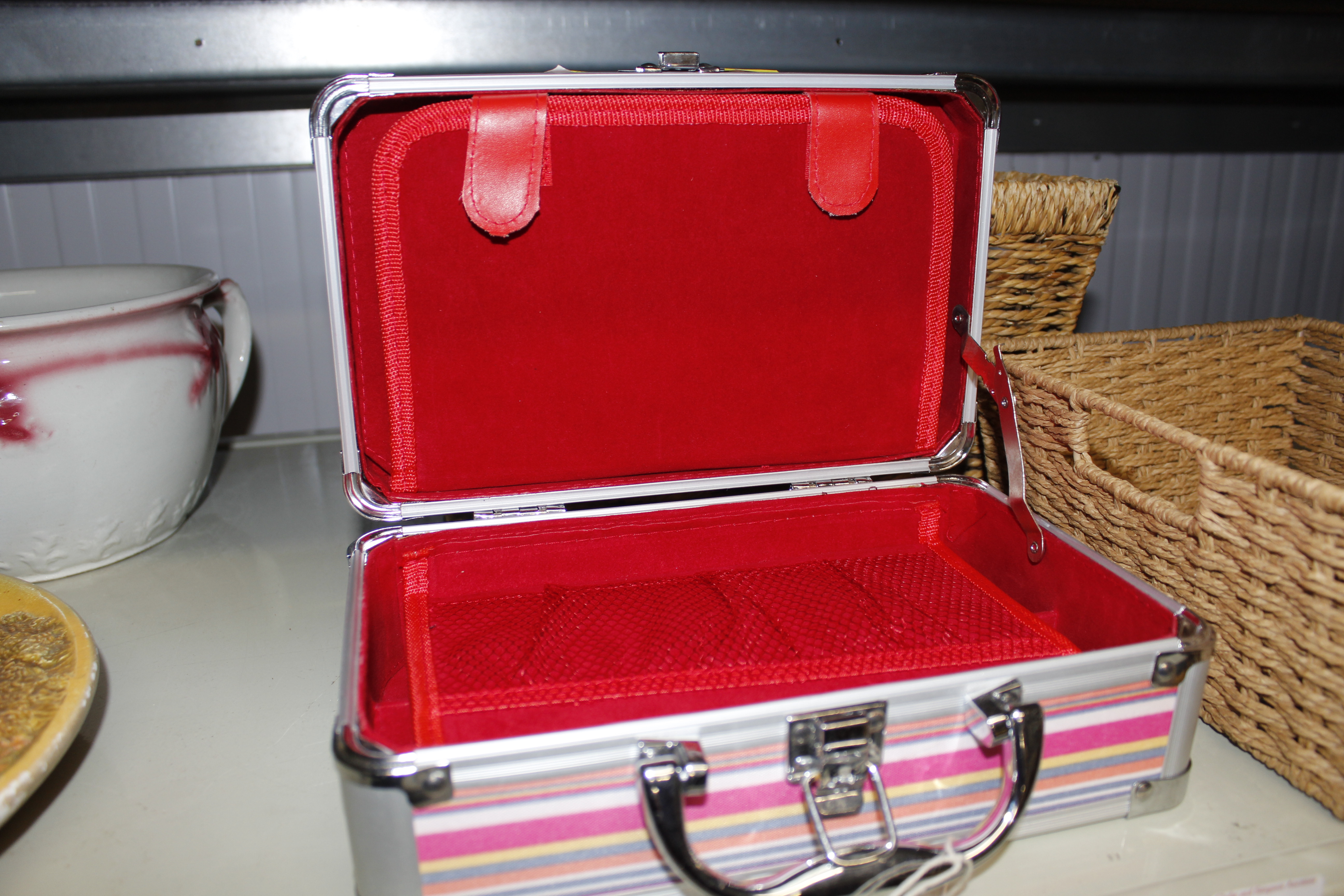 A travelling trinket box, two wicker baskets etc. - Bild 2 aus 2
